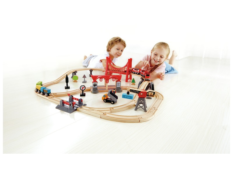 LARGE TRAIN TRACK