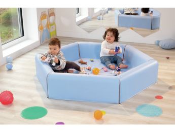 DREIECKIGER BABYSITZ MIT RÜCKENLEHNE