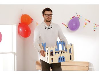 DER SCHLOSS-KOFFER und 8 FIGUREN AUS HOLZ