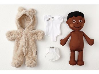 BABY Sweety Amadou kan zich helemaal zelf aankleden