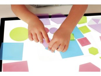 ASSOZIATIONSSPIEL Durchscheinende geometrische Formen