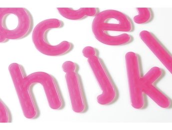 TAKTILE LICHTDURCHLÄSSIGE BUCHSTABEN