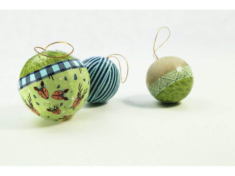 CHRISTMAS BAUBLES TO DECORATE