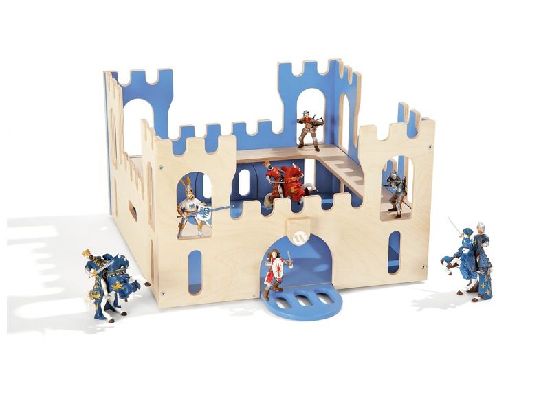 CASTLE CHEST AND 10 PLASTIC FIGURINES