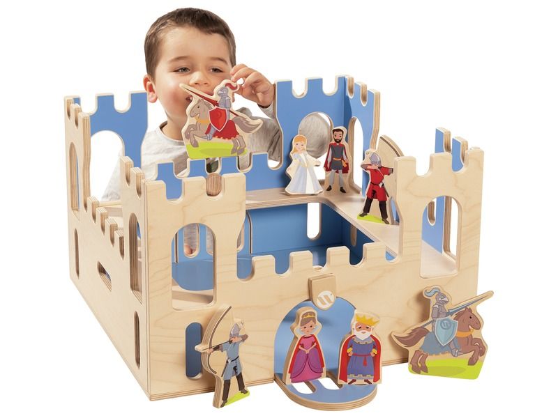 CASTLE CHEST AND 8 WOODEN FIGURINES