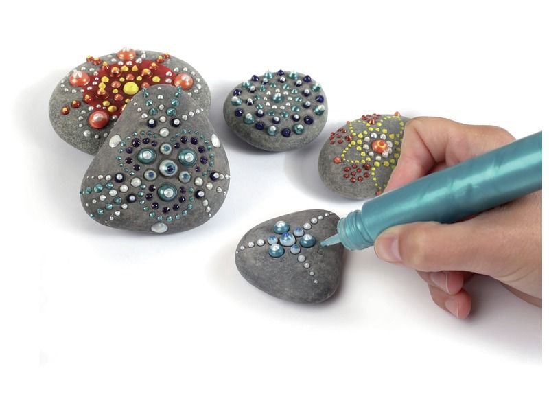 GREY PEBBLES TO DECORATE