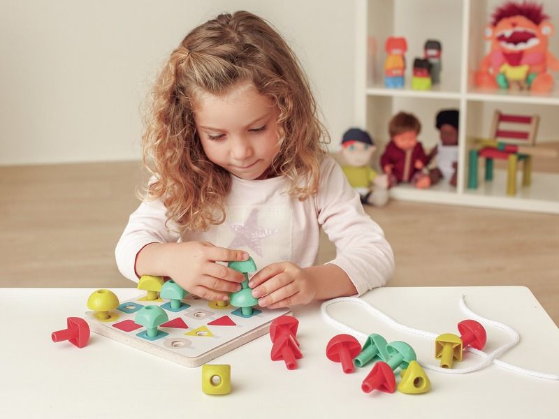 MULTI-AKTIVITÄTSSPIEL Mosaik und Fädelspiel