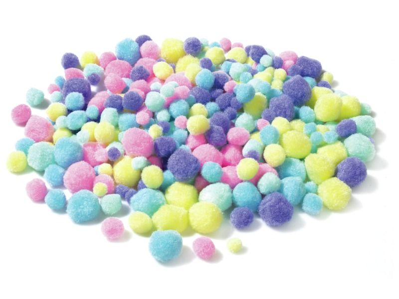 FARBIGE POMPONS IN MEHREREN GRÖSSEN