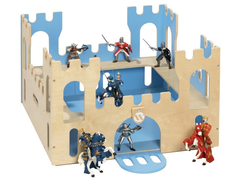 CASTLE CHEST AND 10 PLASTIC FIGURINES